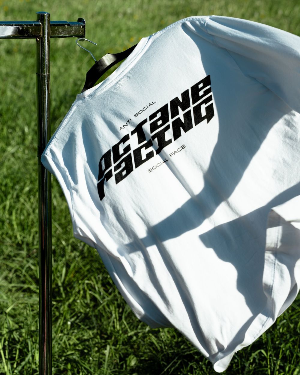 T-shirt Octane Racing en extérieur, photographie produit par Néogif
