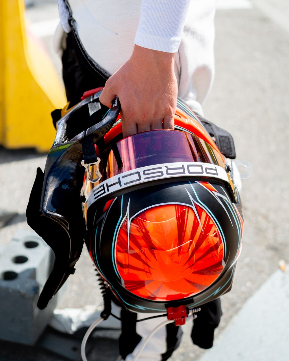 Casque Porsche porté par un pilote dans les stands, photographie Néogif