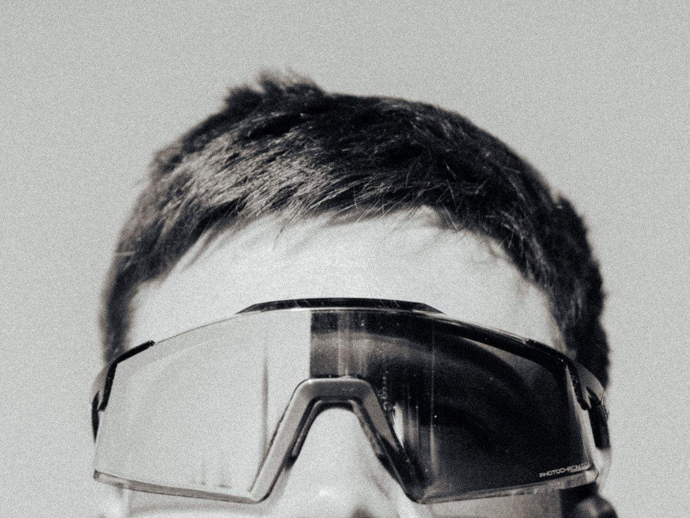 Portrait en noir et blanc d'un sportif avec lunettes, photographie Néogif