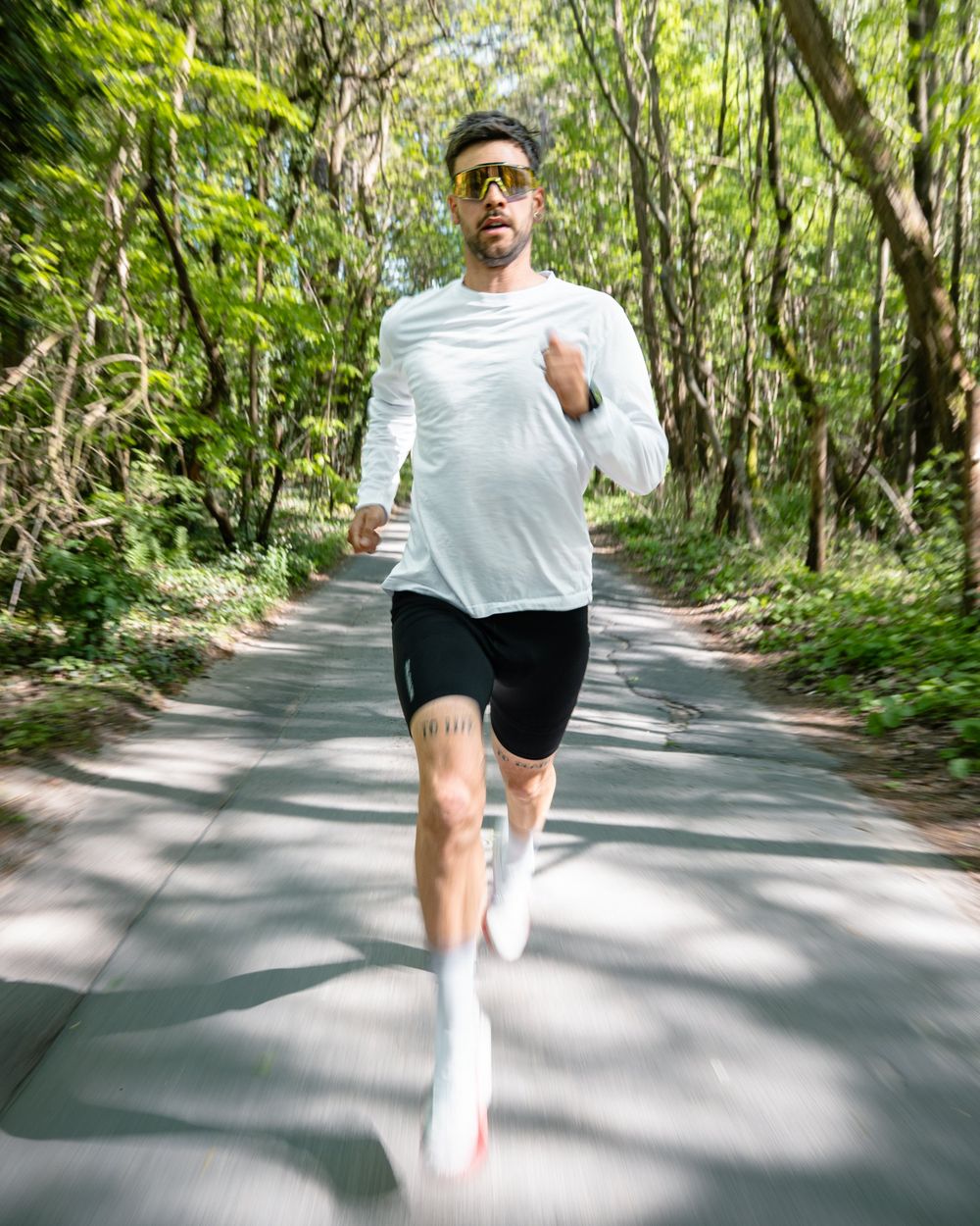 Coureur en forêt, photographie de sport par Néogif