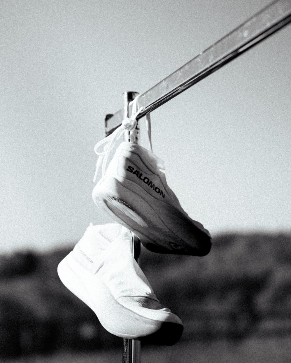 Chaussures de running Salomon, photographie noir et blanc par Néogif