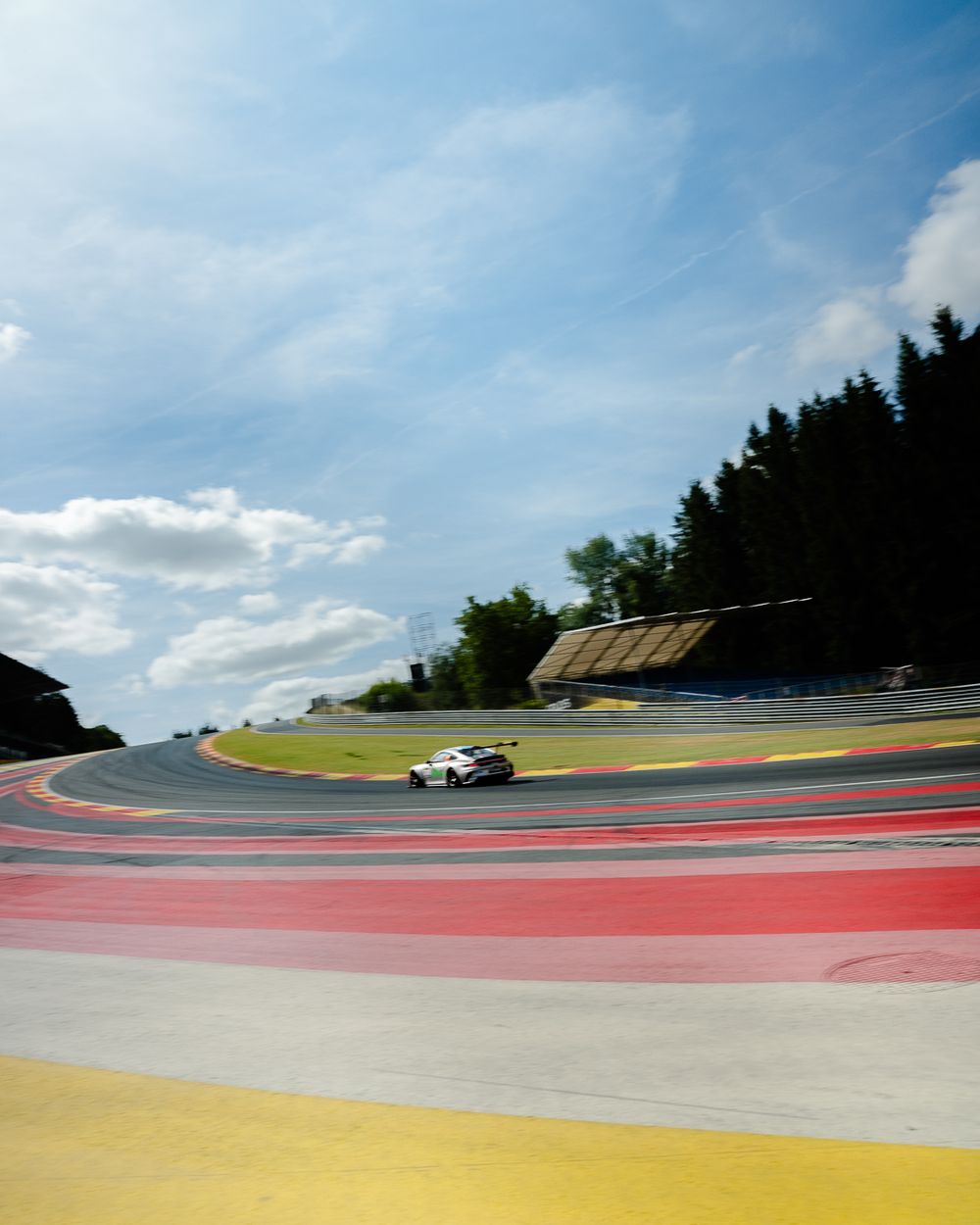 Voiture de course sur le circuit de Spa-Francorchamps, photographie Néogif