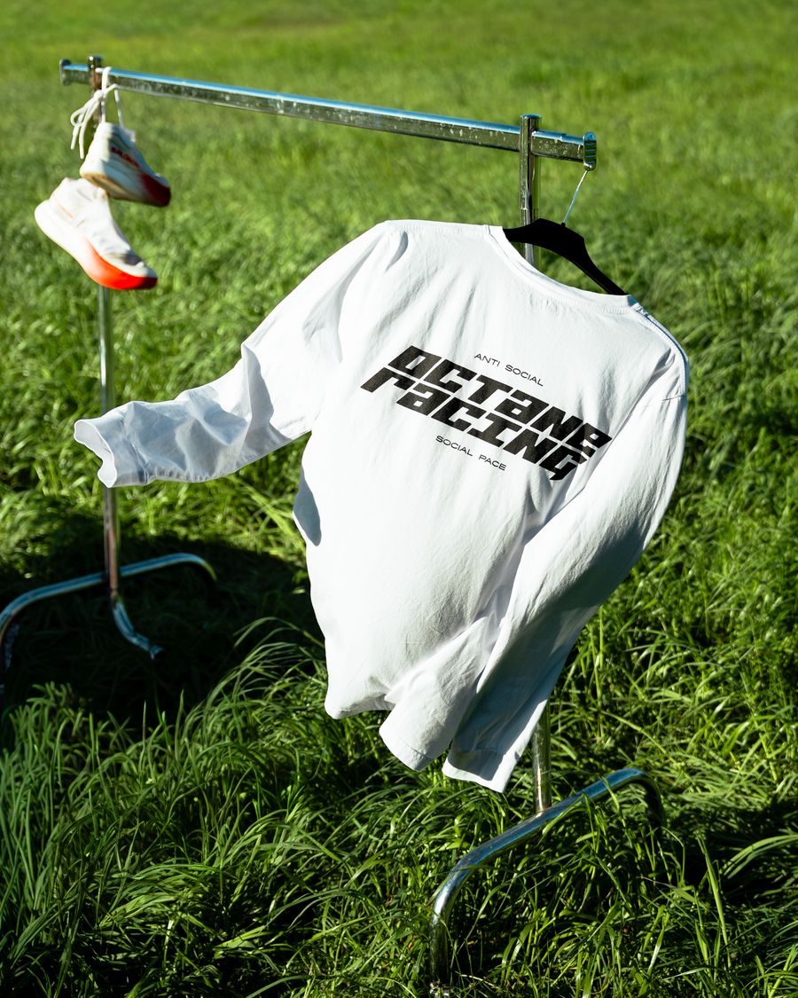 Productfotografie van een loopshirt op een rek buiten, door Néogif