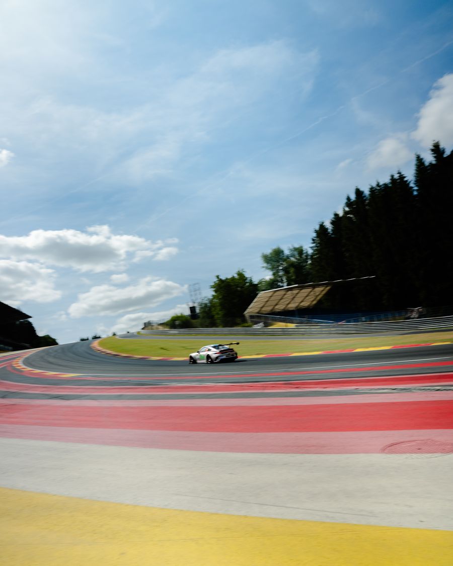 Racewagen op het circuit van Spa-Francorchamps, fotografie door Néogif