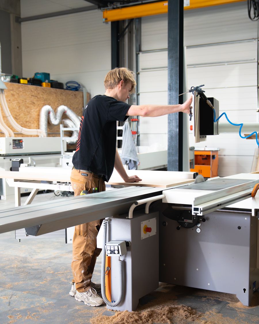 Schrijnwerker aan het werk in zijn atelier, fotoreportage door Néogif