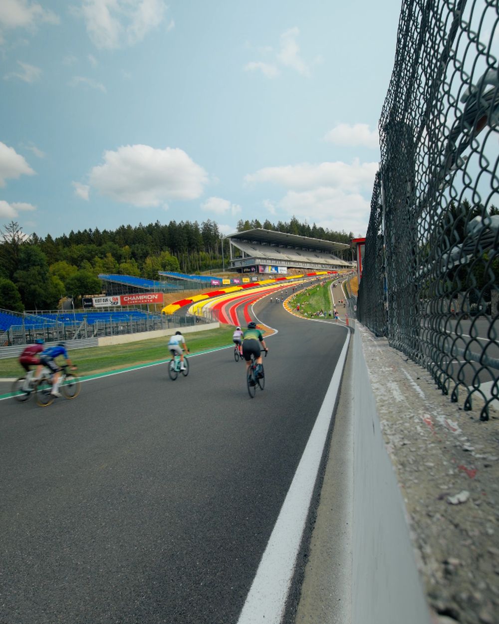 Cyclistes sur le circuit de Spa-Francorchamps pendant les 8 Heures Vélo, tournage Néogif