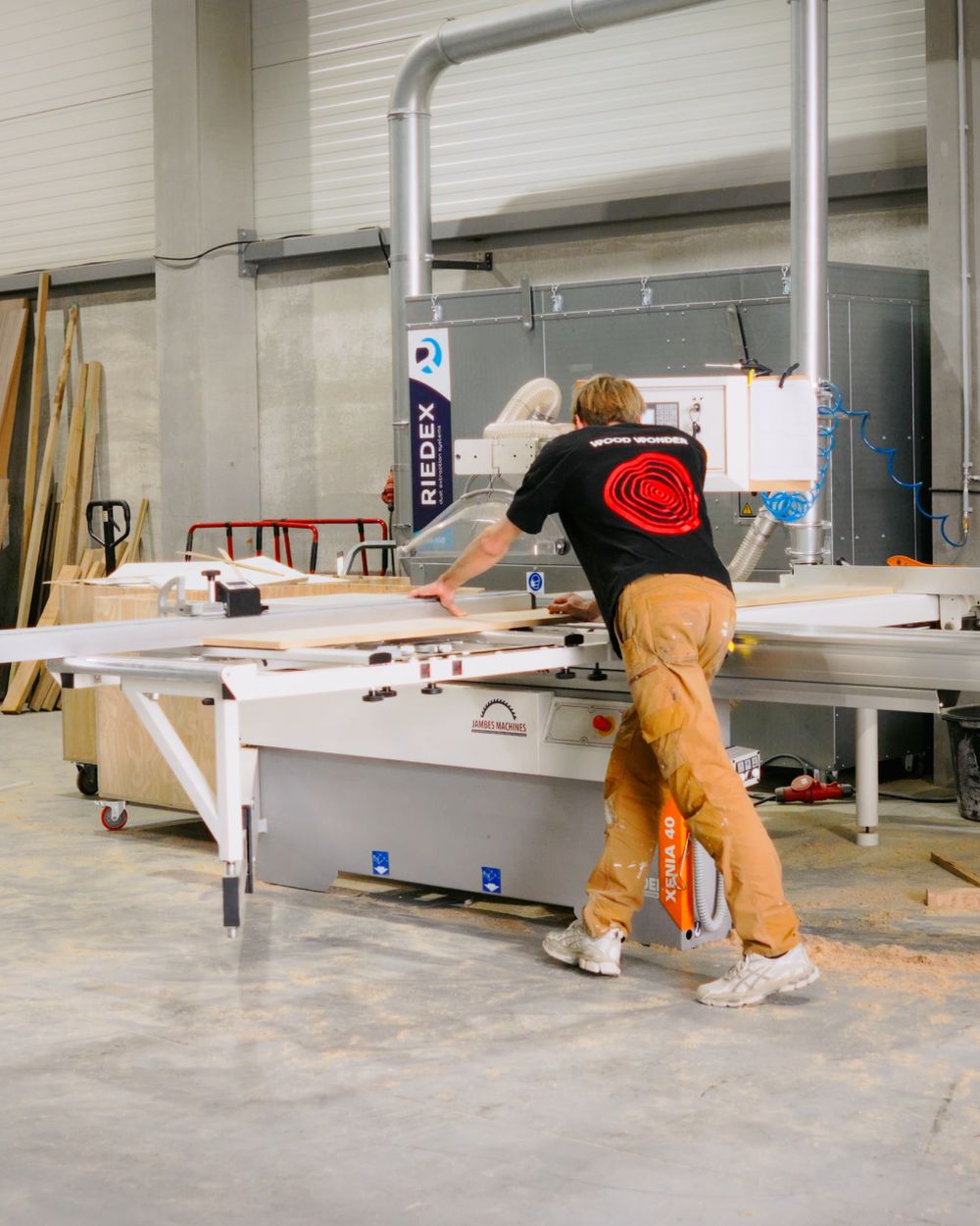 Menuisier Wood Wonder dans son atelier, tournage Néogif
